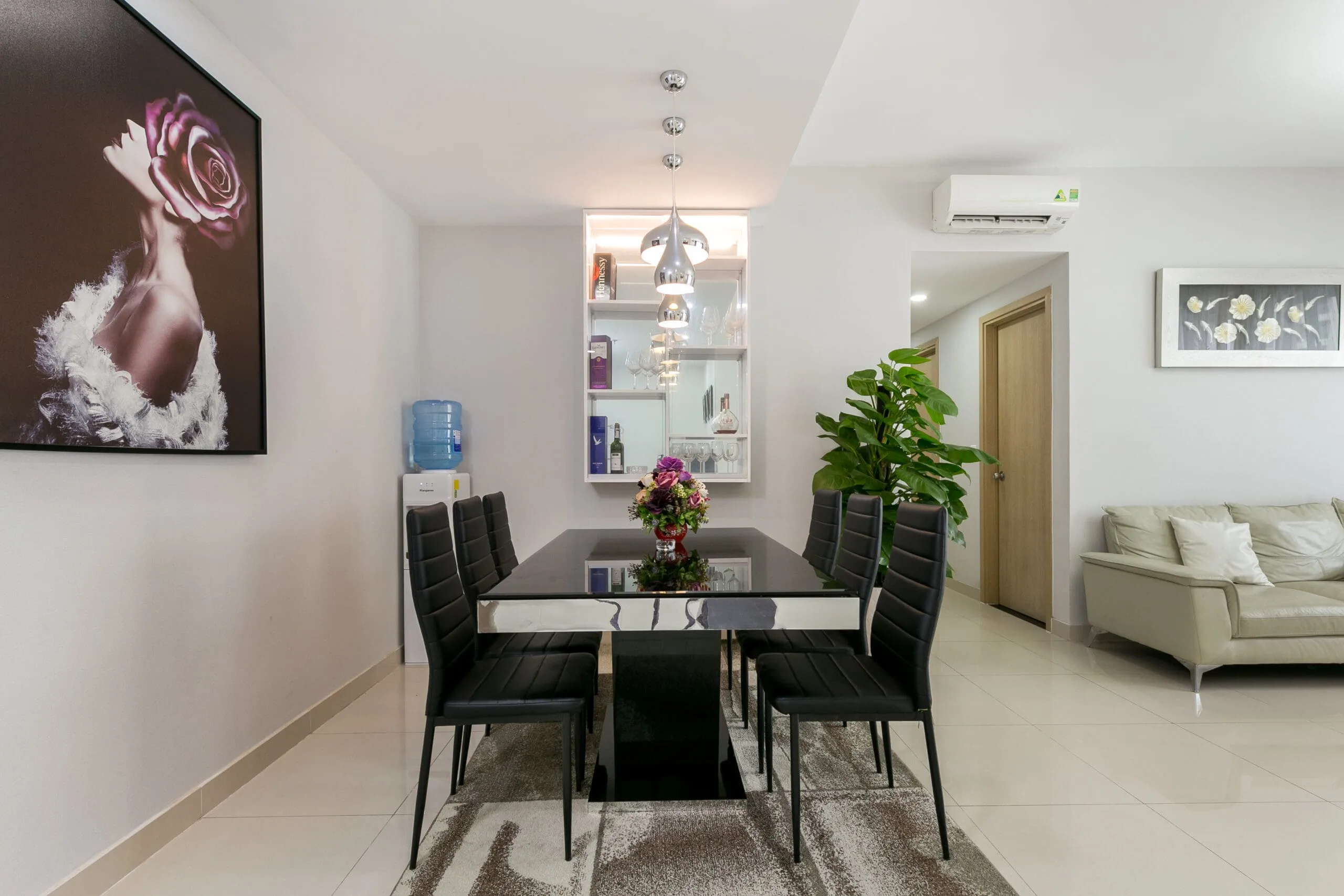 Bàn ăn 6 ghế trong căn hộ 3 phòng ngủ RiverGate Residence