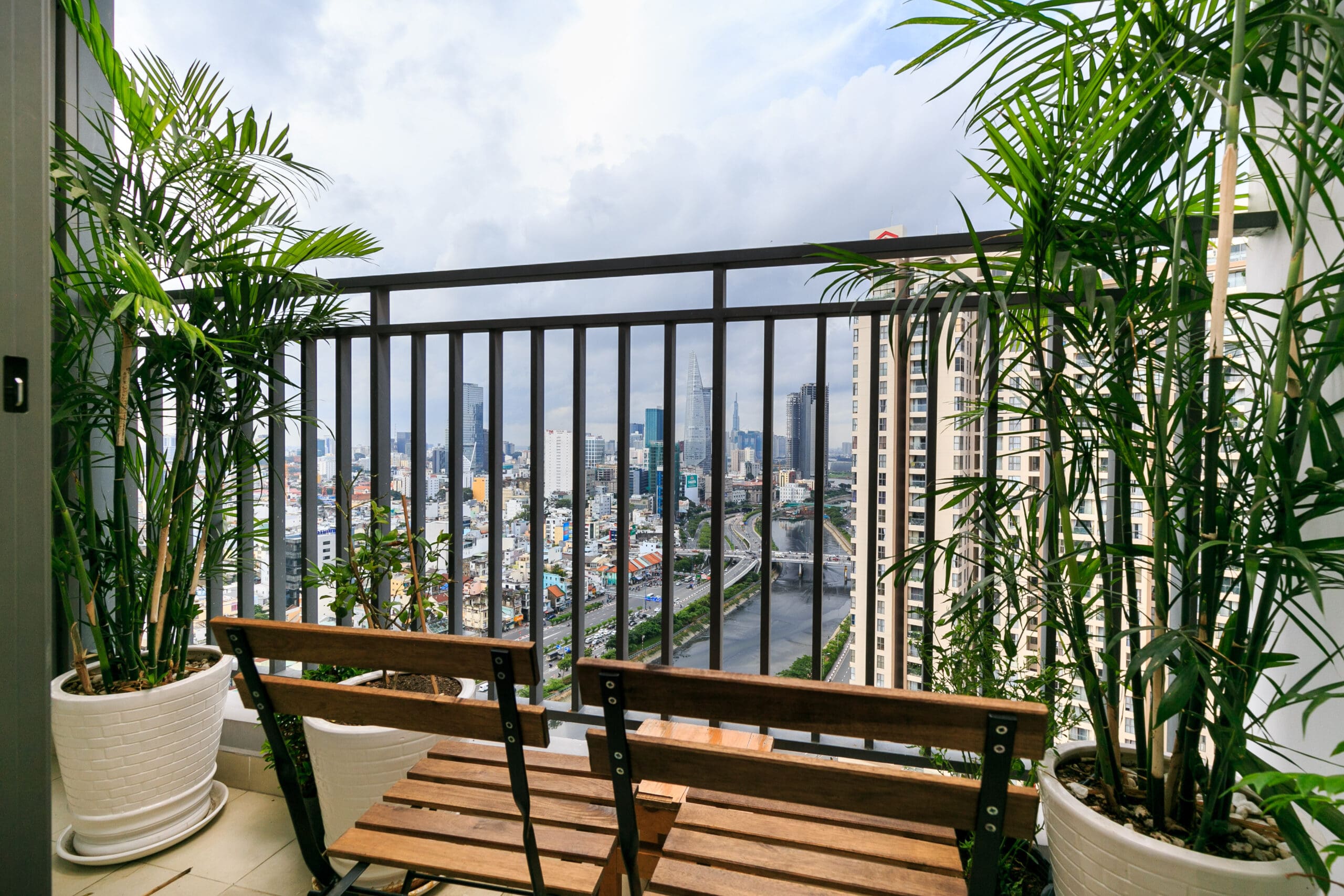 Ban công view sông Sài Gòn căn hộ 3 phòng ngủ RiverGate Residence