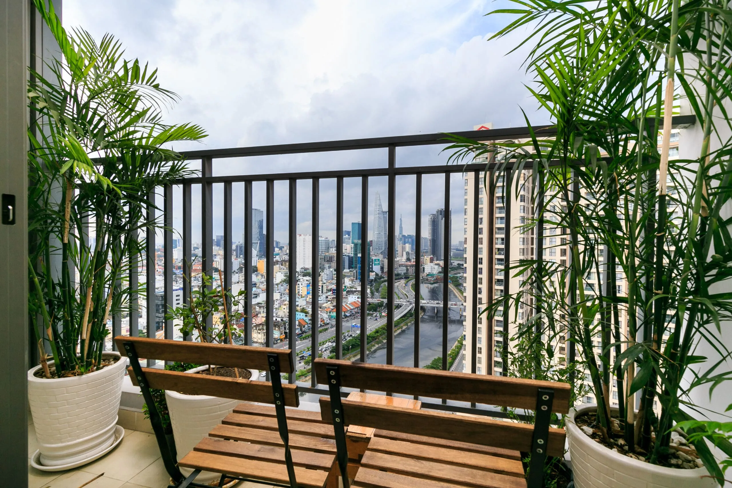 Ban công view sông Sài Gòn căn hộ 3 phòng ngủ RiverGate Residence