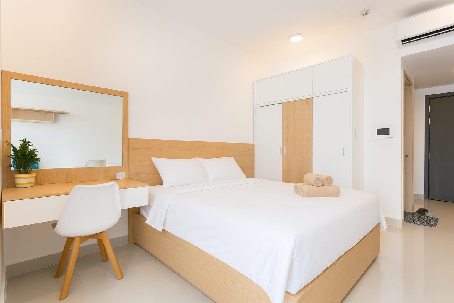 Không gian rộng thoáng của căn hộ Studio RiverGate Residence