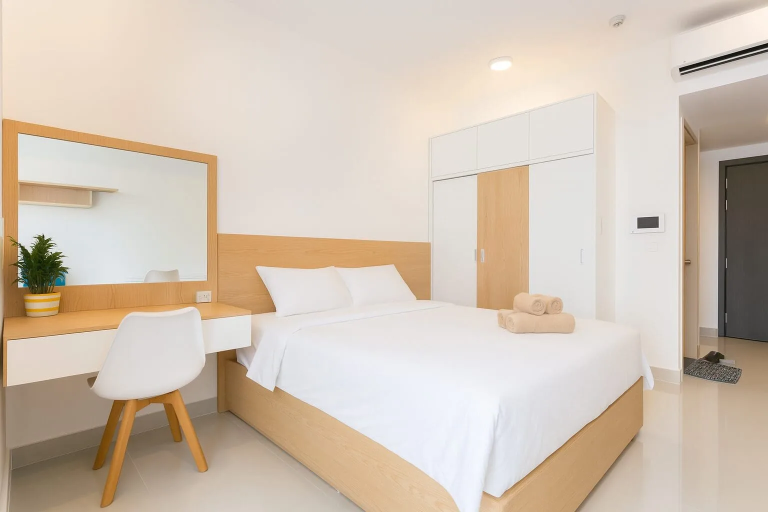 Không gian rộng thoáng của căn hộ Studio RiverGate Residence