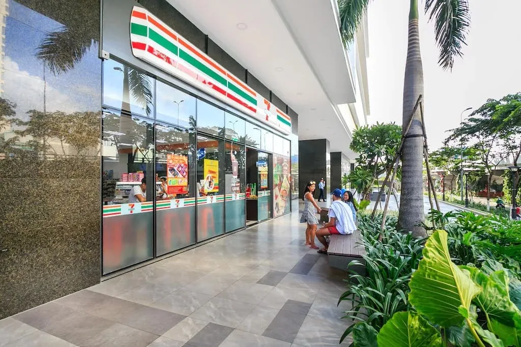 Cửa hàng 7-Eleven nằm tại tầng trệt RiverGate Residence, cung cấp đồ ăn nhanh, nước uống, nhu yếu phẩm 24/7

