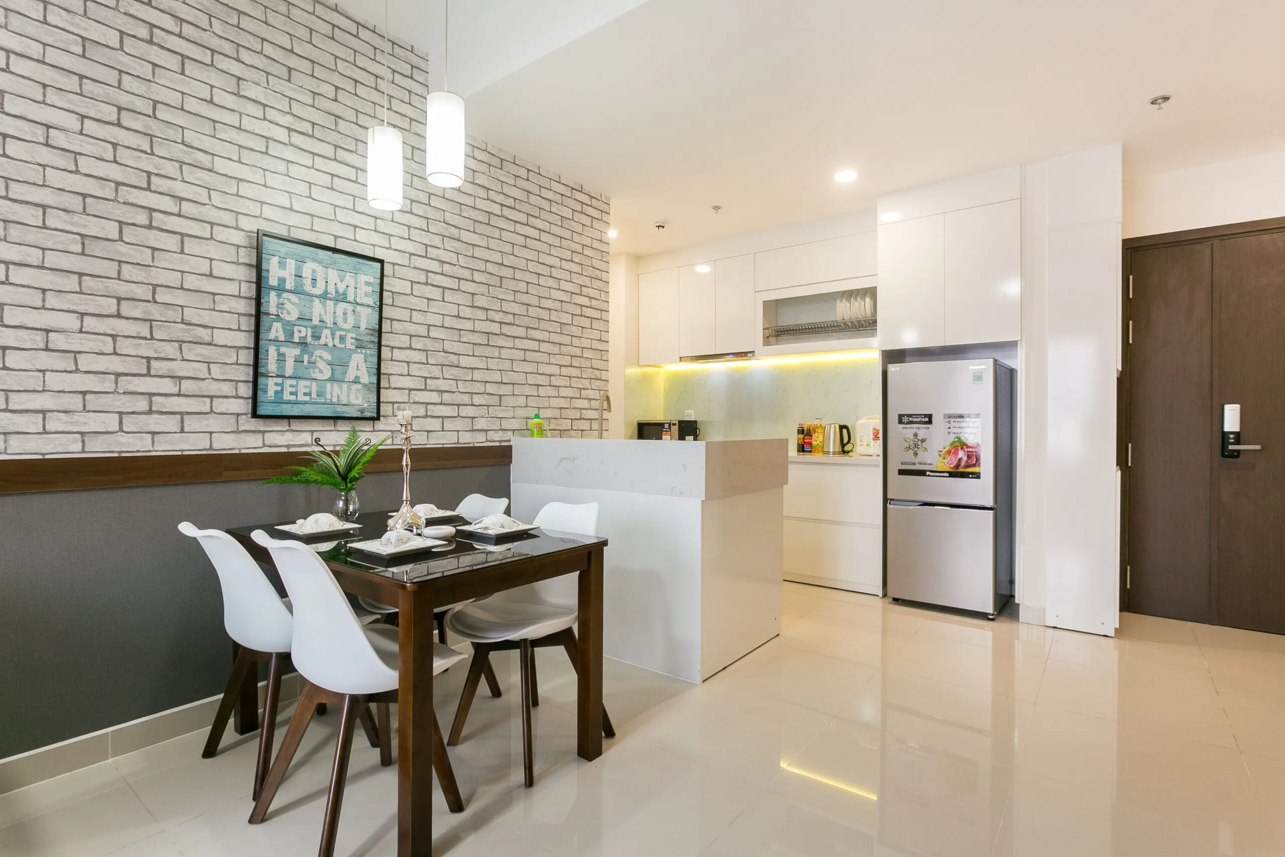 Khu vực bàn ăn và bếp căn hộ 2 phòng ngủ RiverGate Residence Quận 4