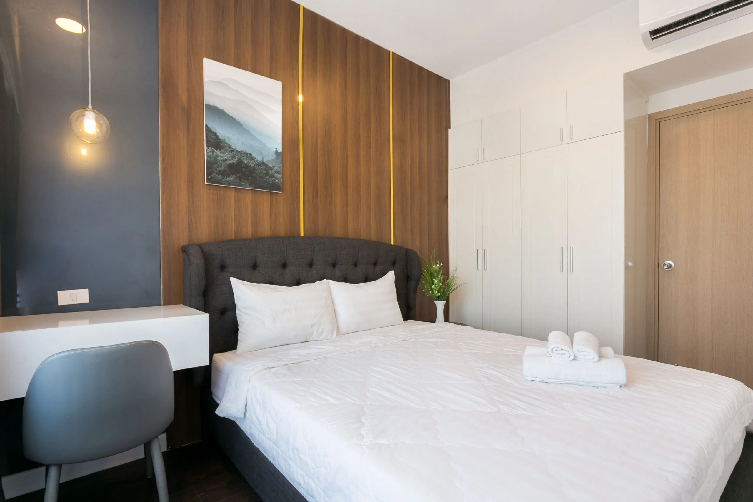 Nội thất phòng ngủ chính căn hộ 2 phòng ngủ RiverGate Residence