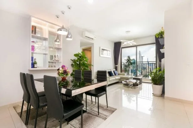 Phòng khách căn hộ 3 phòng ngủ tại RiverGate Residence với sofa lớn, bàn tiếp khách, ánh sáng tự nhiên – phù hợp cho khách lưu trú ngắn ngày muốn có không gian như ở nhà