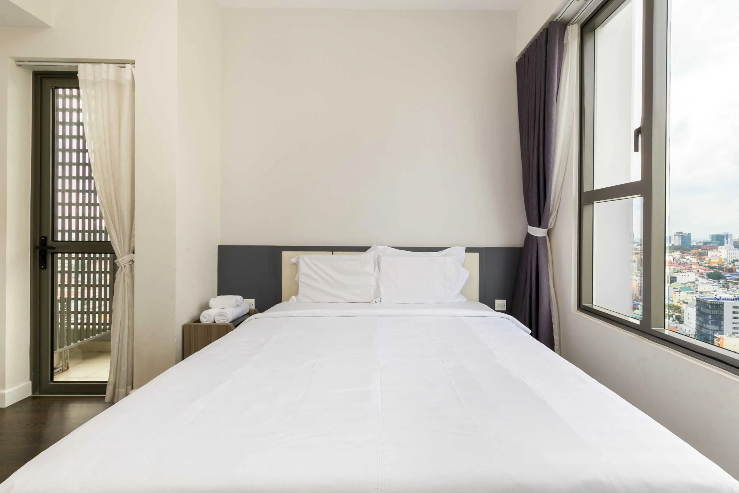 Không gian phòng ngủ trong căn hộ 3 phòng ngủ RiverGate Residence