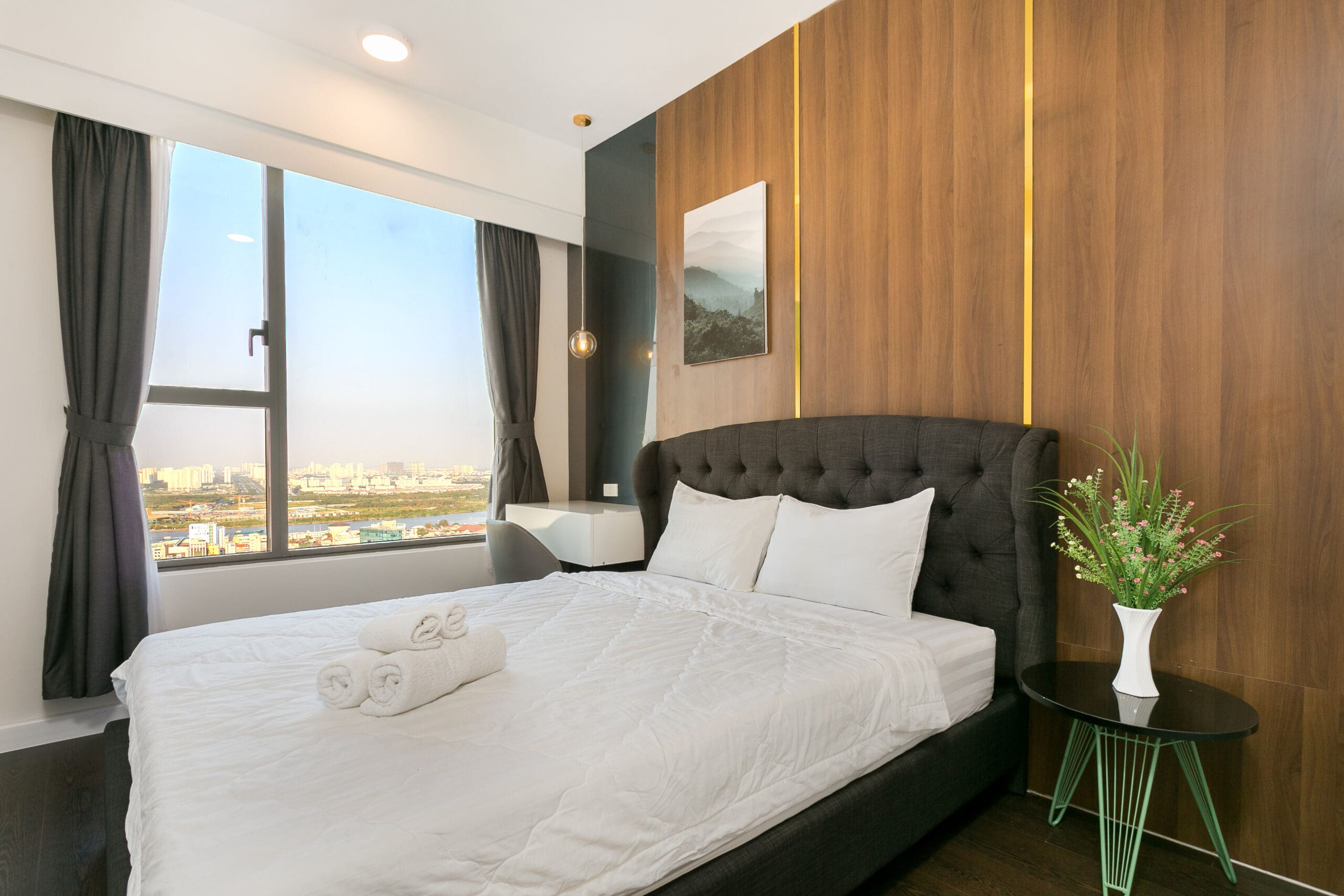 Phòng ngủ chính view thành phố căn hộ 2 phòng ngủ RiverGate Residence
