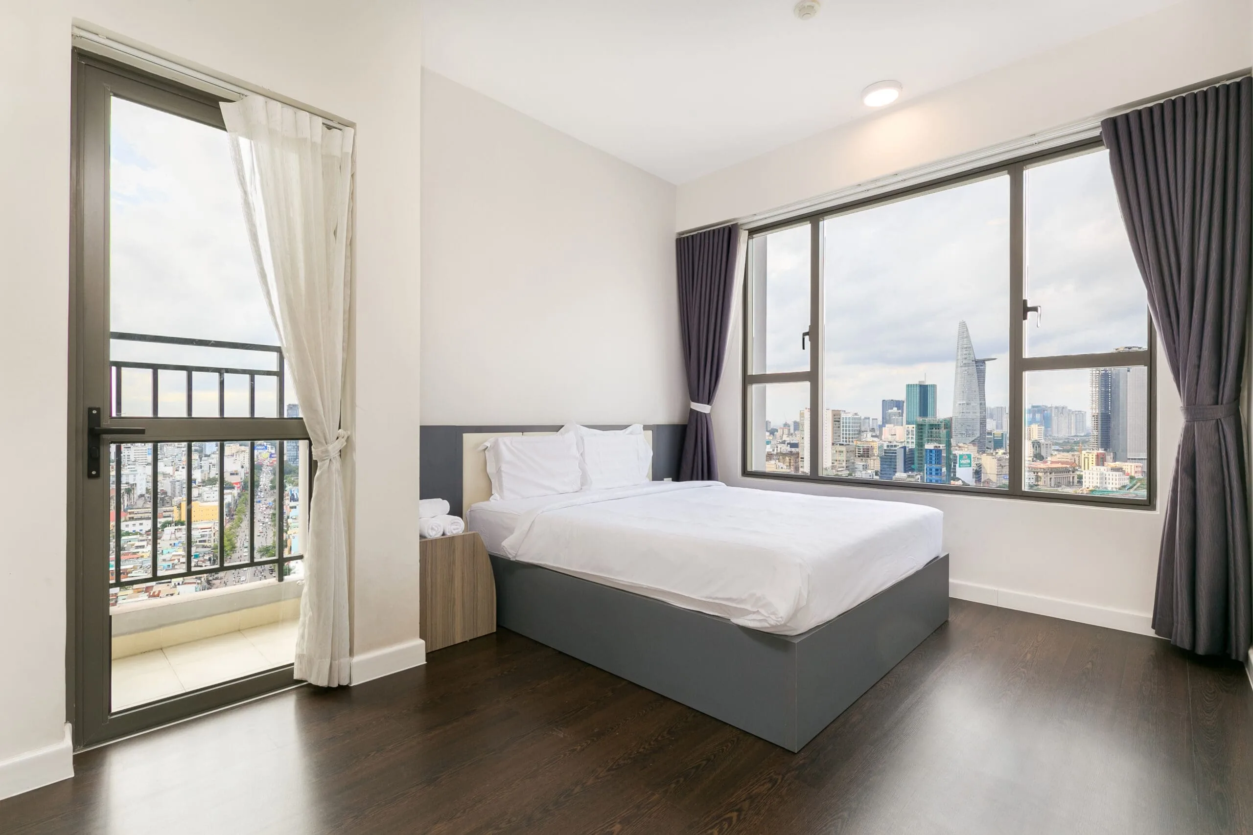 Phòng ngủ master có ban công căn hộ 3 phòng ngủ RiverGate Residence