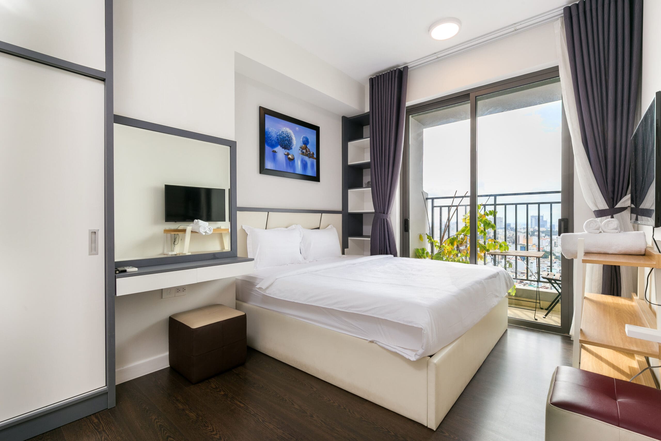 Phòng ngủ phụ 1 có cửa sổ view Bitexco tại căn hộ 3 phòng ngủ RiverGate Residence