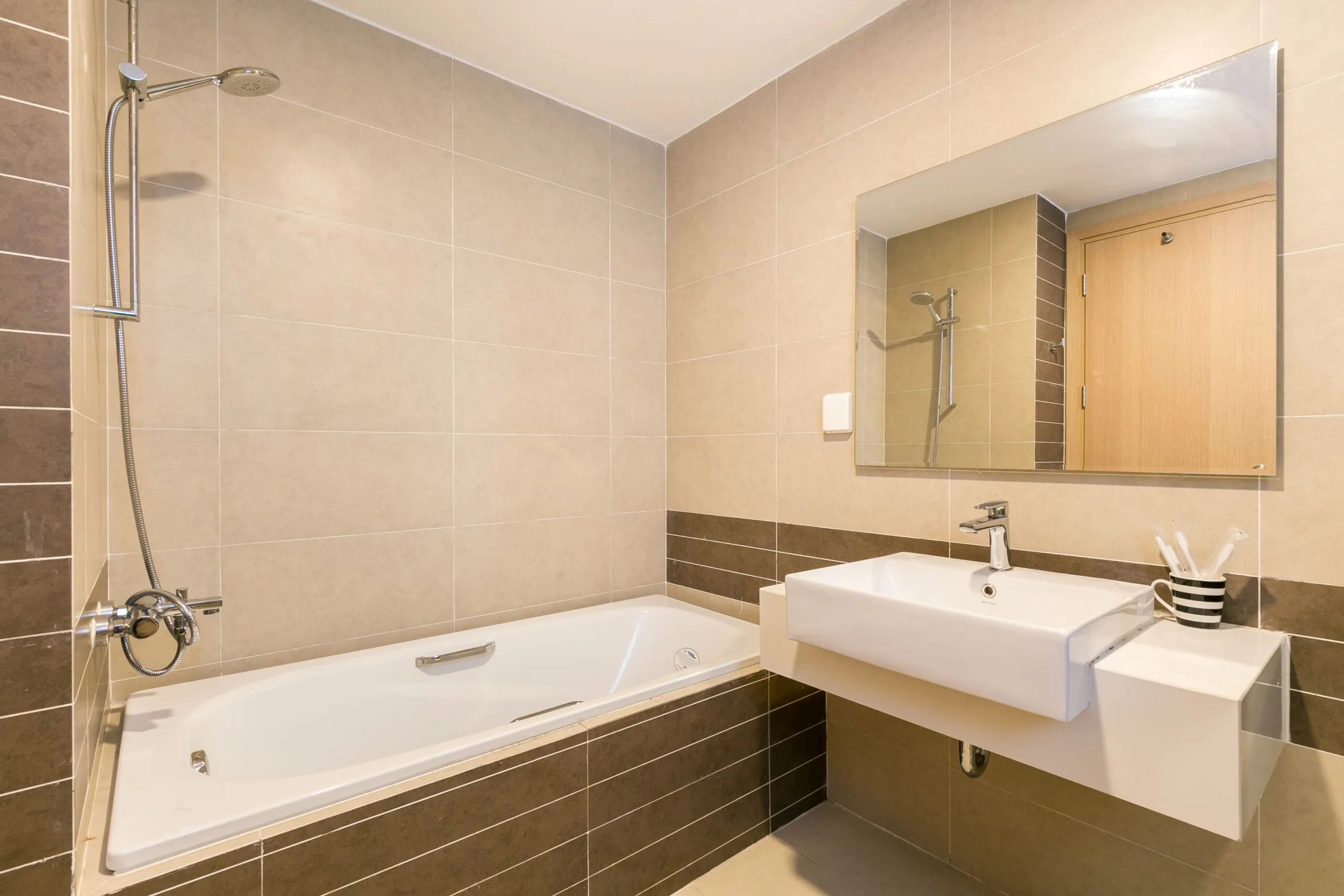 Phòng tắm master có bồn tắm trong căn hộ 3 phòng ngủ RiverGate Residence