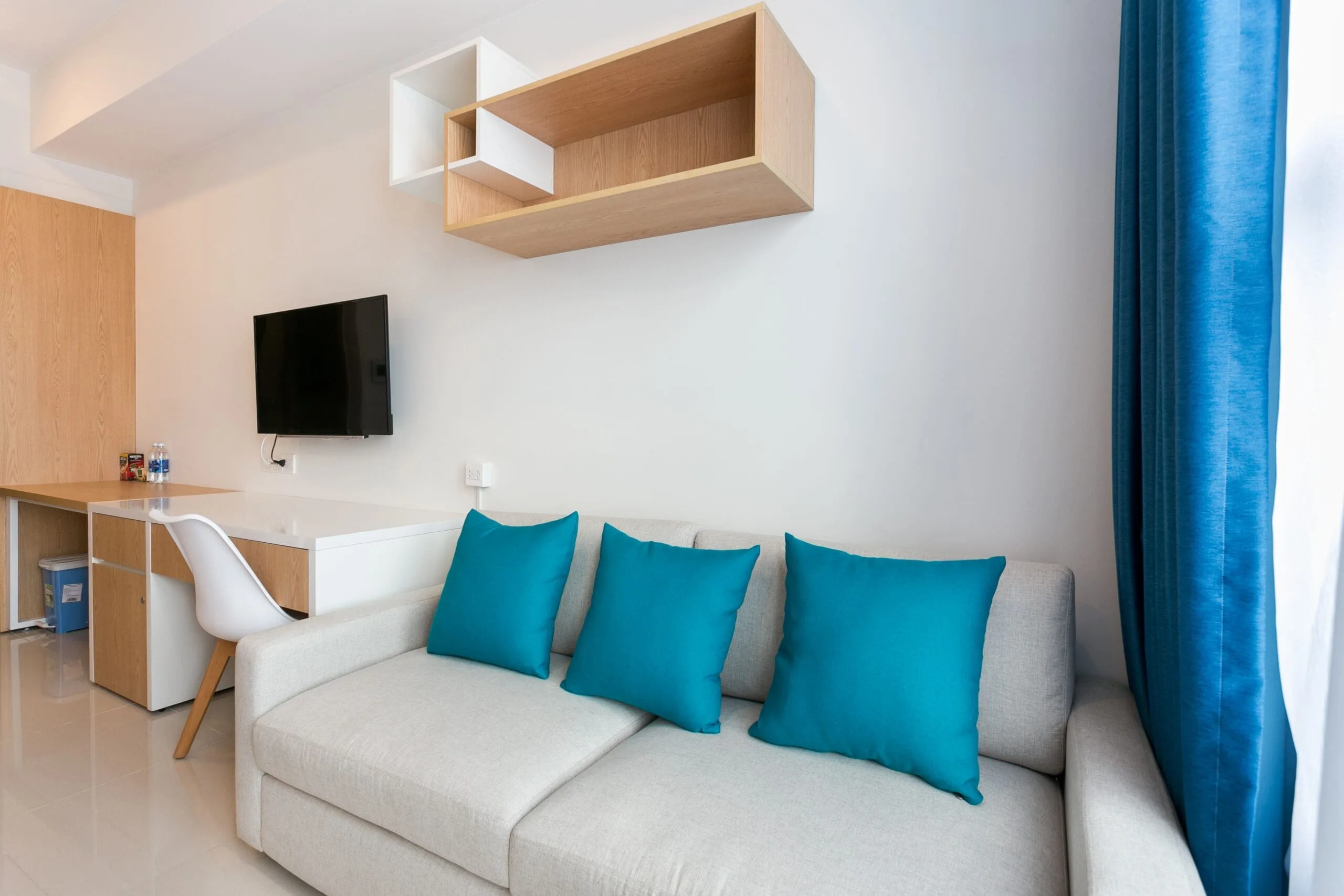 Sofa và bàn làm việc trong căn hộ Studio RiverGate Residence