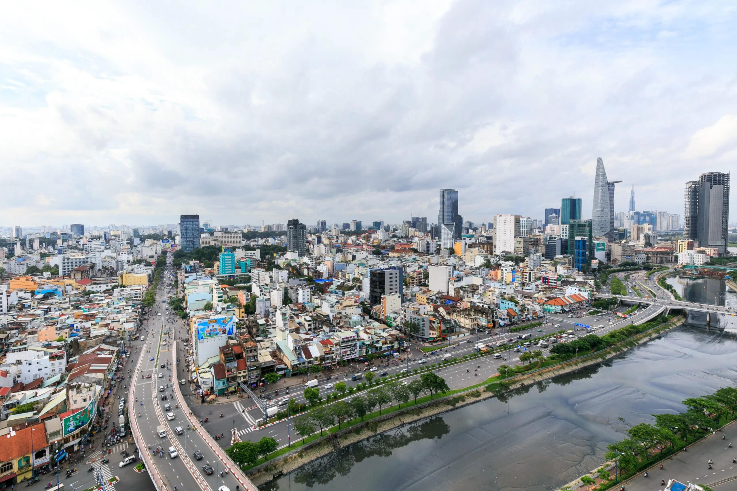 View thành phố từ ban công căn hộ 3 phòng ngủ RiverGate Residence