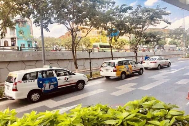 Dịch vụ GrabCar và Taxi luôn sẵn sàng 24/7 trước sảnh RiverGate Residence Quận 4, hỗ trợ di chuyển nhanh chóng trong thành phố