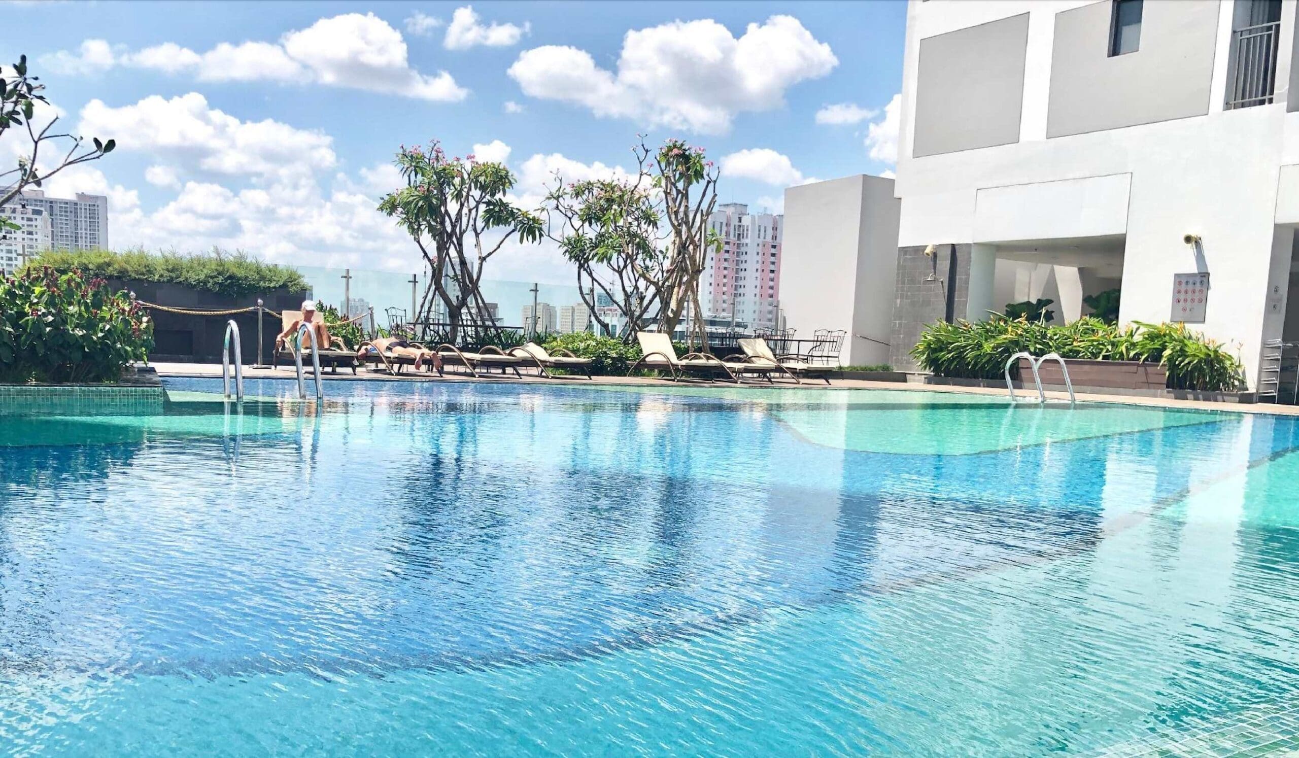 Hồ bơi ngoài trời tại RiverGate Residence Quận 4