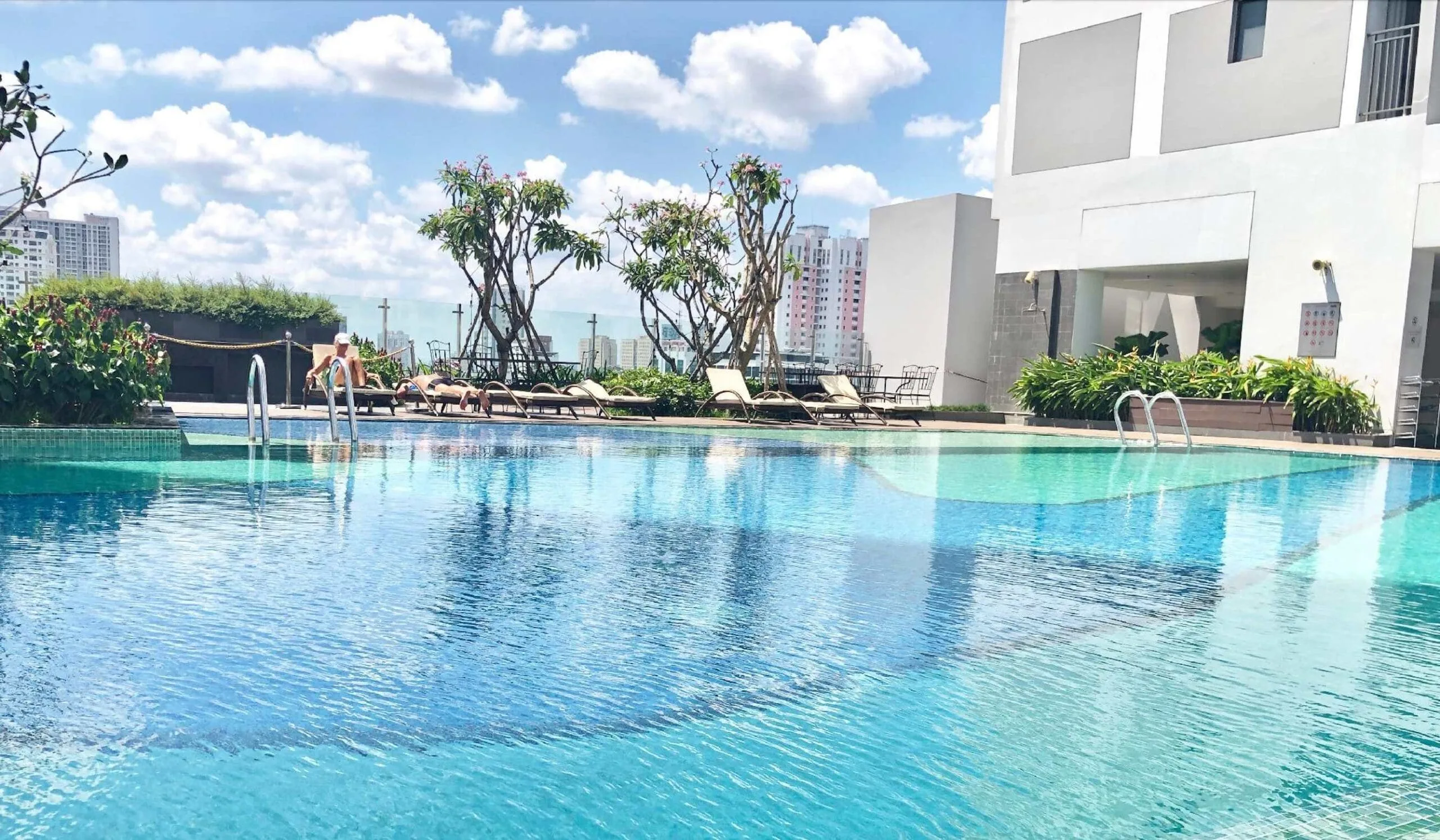 Hồ bơi ngoài trời tại RiverGate Residence Quận 4