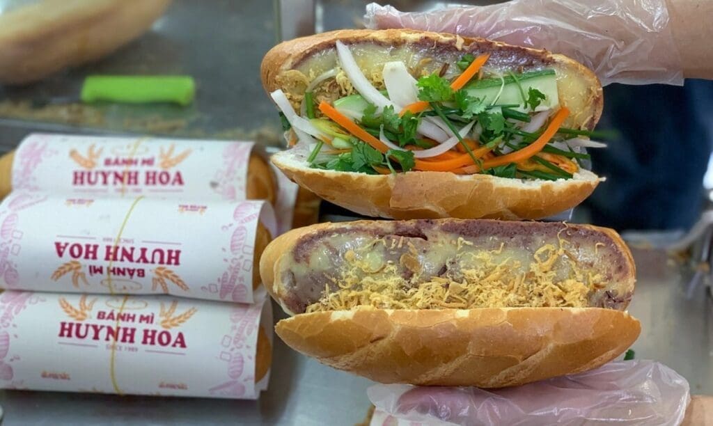 Bánh mì Huỳnh Hoa - bánh mì nổi tiếng Sài Gòn
