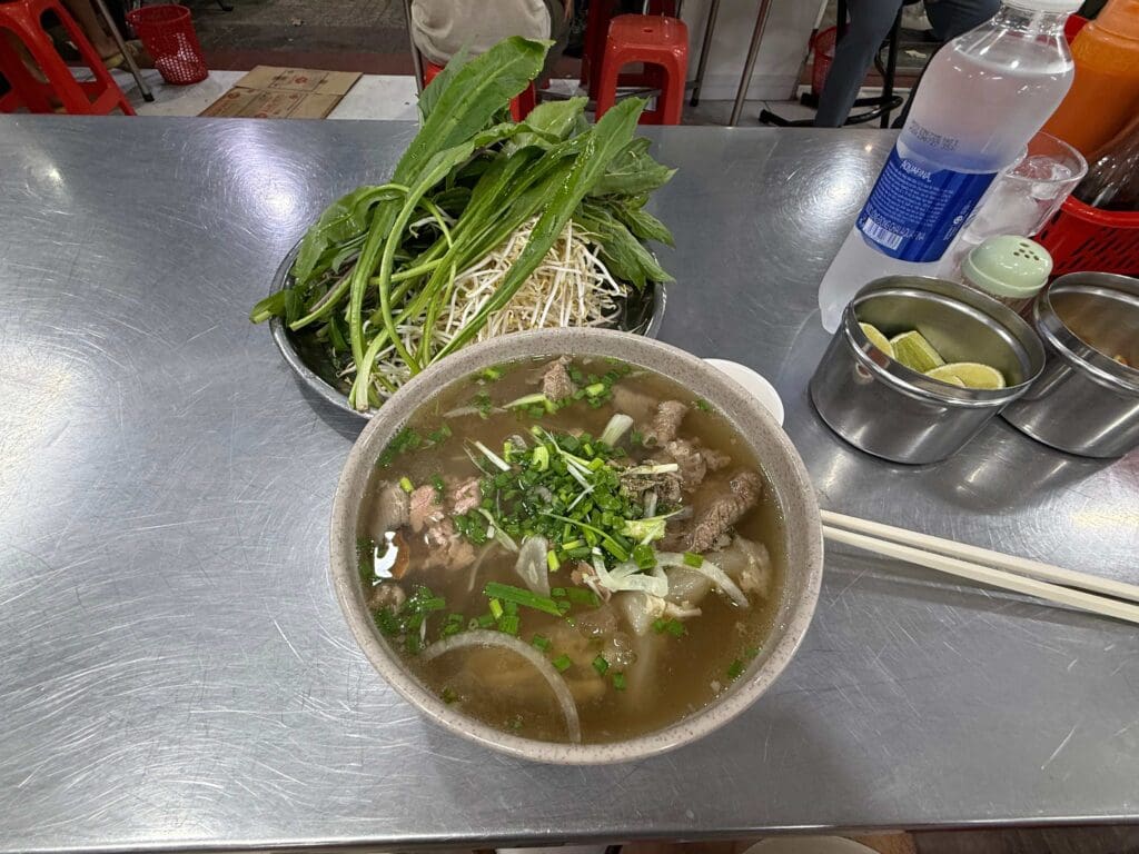 Tô phở bò Phở Lệ tại 413-415 Nguyễn Trãi, Quận 5 – đạt giải Michelin Bib Gourmand Title: Tô phở bò Phở Lệ – Michelin Bib Gourmand tại Sài Gòn