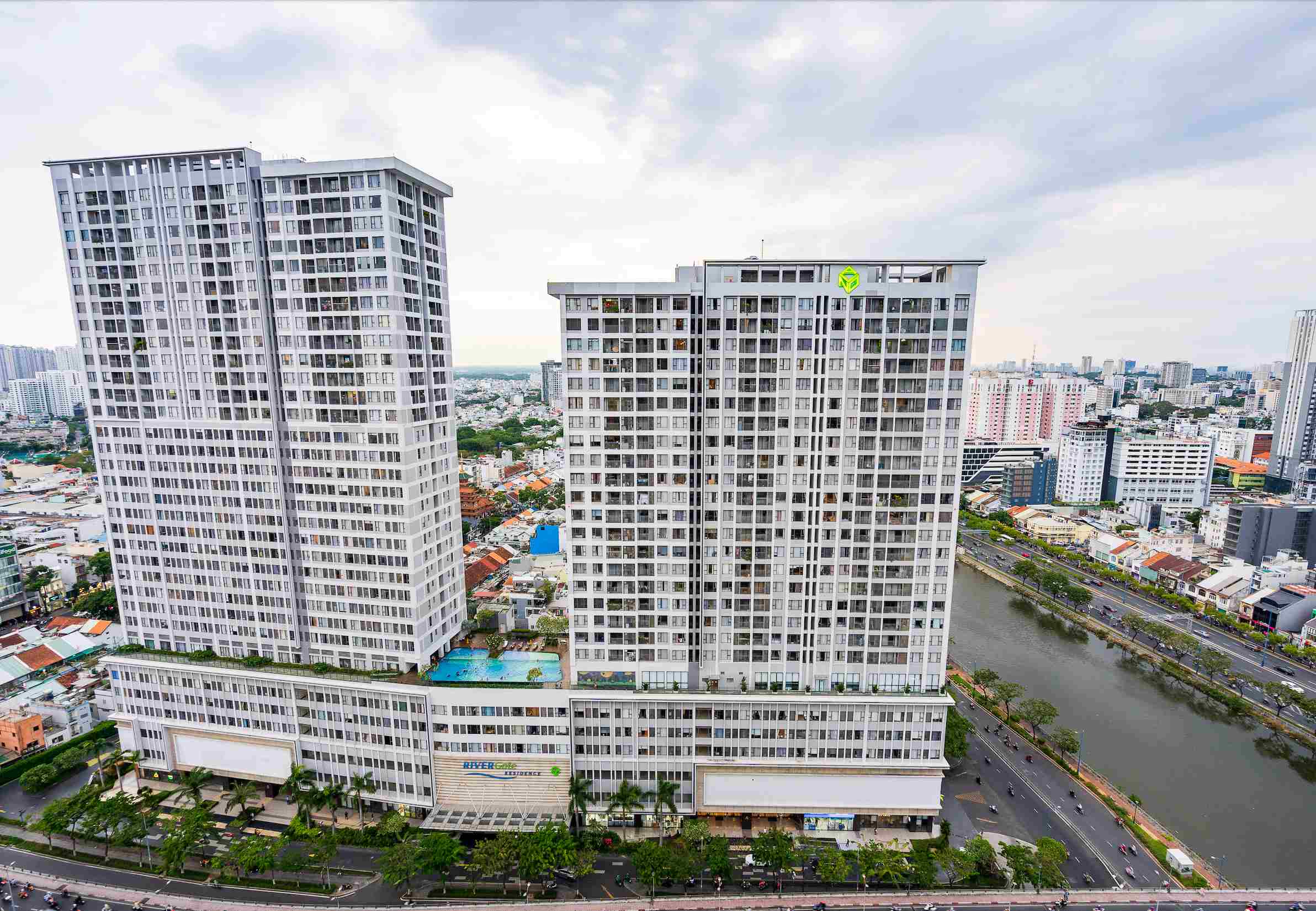 Toàn cảnh RiverGate Residence tại Quận 4, TP.HCM – khu căn hộ cao cấp ven sông Bến Nghé, vị trí trung tâm chỉ cách Quận 1 vài phút di chuyển