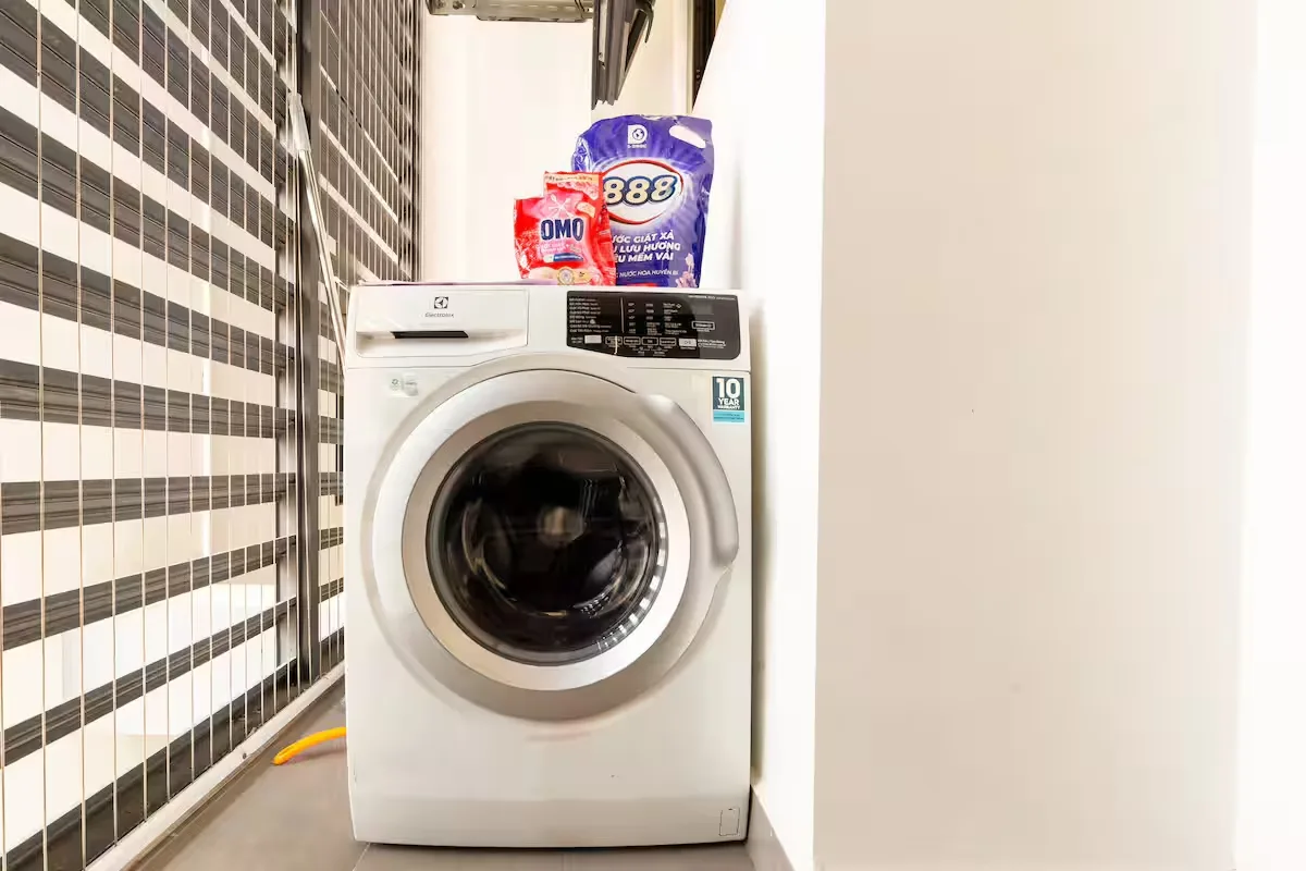 Máy giặt trong căn hộ Studio RiverGate Residence
