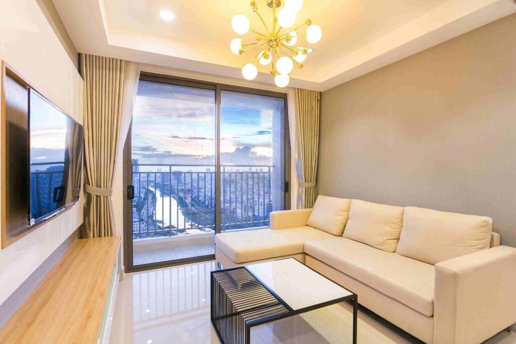 Phòng khách căn hộ 3 phòng ngủ tại RiverGate Residence với ban công và tầm nhìn ra kênh Bến Nghé