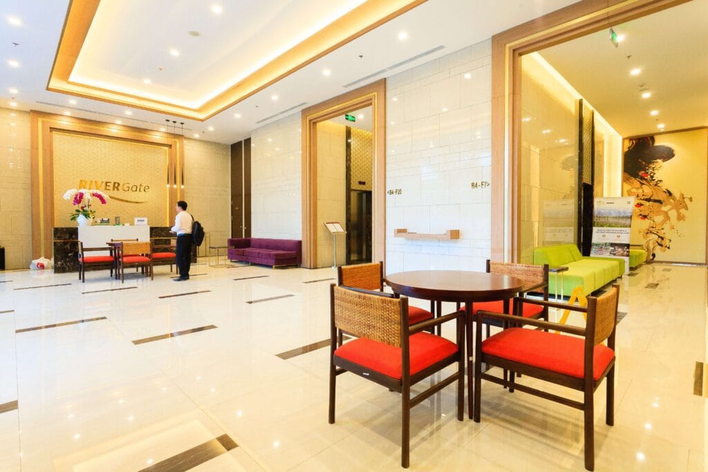 Sảnh RiverGate Residence Quận 4 với quầy lễ tân và khu vực chờ